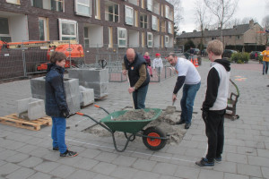 PvdA-ers helpen met opknappen plein De Uitkijck